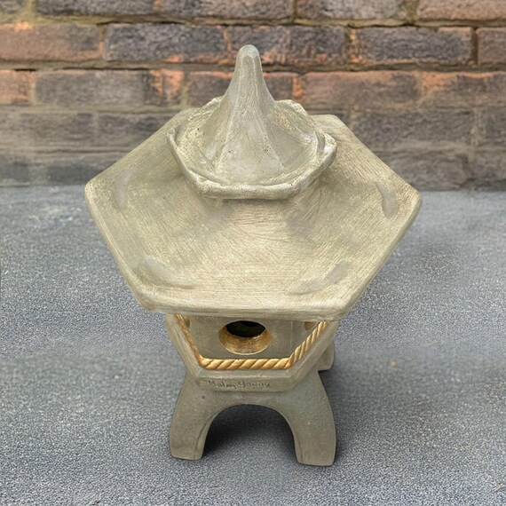 中国の仏塔彫刻 石灯籠飾り コンクリートの仏塔像 東洋のセメントの