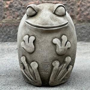Stone frog statue Cement frog figurine Concrete animal sculpture Outdoor frog decoration Lawn ornament Frog lover gift Garden decor Yard art