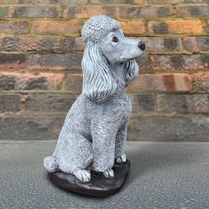 エレガントな犬の彫刻 石のプードルの置物 庭の犬の像 セメントのペットの装飾品 フレンチプードルの装飾 屋外の記念プードルアート