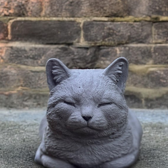 石の猫の像 屋外用子猫の置物 庭の子猫の飾り セメント製の眠っている