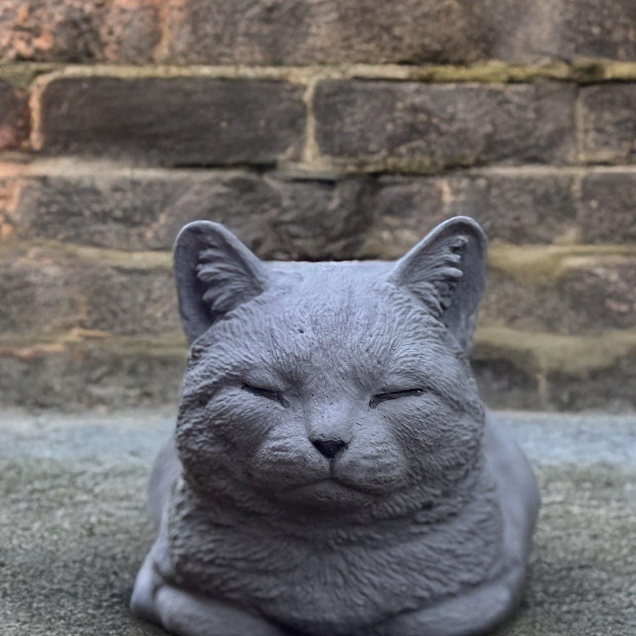 石の猫の像 屋外用の子猫の置物 庭の子猫の飾り セメント製の眠って