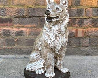 Statua unica di pastore tedesco, statuetta di cane in cemento, scultura di cane tedesco da esterno, ornamento commemorativo in pietra per cane, regalo per amanti dei pastori, arte da giardino
