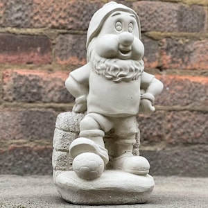 Erstaunliche Fußballspieler Zwerg Skulptur Steinzwergfigur Outdoor-Sportler Gnomstatue Beton Pixie Figur Gnomliebhaber Geschenk Hofkunst