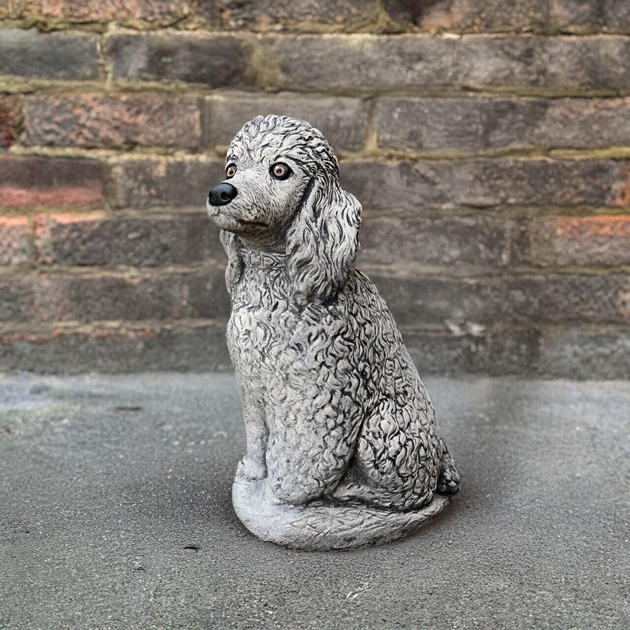 座っているプードル犬の像 コンクリートのふわふわの彫刻 庭と家の装飾