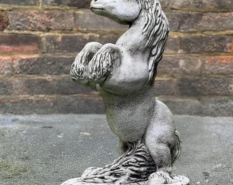 立ち上がる馬のコンクリート像エレガントな庭の装飾馬の記念碑石屋外の