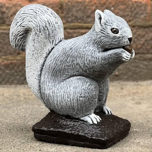 Eichhörnchen-Statue aus Stein Gartentierdekoration Beton-Eichhörnchenverzierung Outdoor-Tierwelt-Skulptur Zementhof-Kunst Wildtierfigur