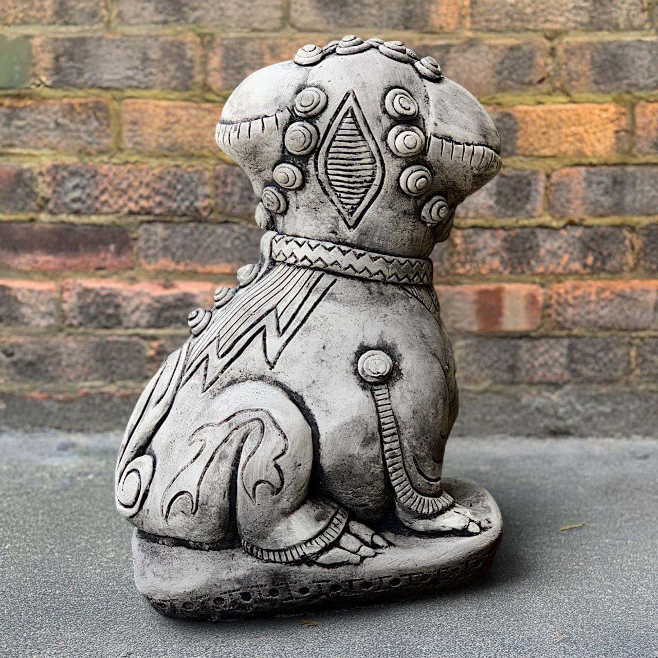 犬彫刻付き コンクリート 陶器 オーナメント コンクリート製のチャウチャウ犬の像 石造りの犬の置物 屋外用ペット
