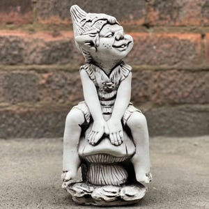 Figura de gnomo sonriente de hormigón, adorno de jardín de duendecillo de piedra, estatua de gnomo divertida, decoración de duendecillo hecha a mano, escultura para exteriores, arte de duendecillo