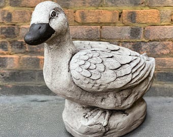 Estatua de ganso de hormigón hecha a mano: decoración rústica para jardín (33 cm)