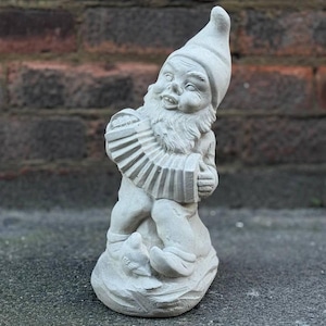 Gnom mit einem Musikinstrument Statue Outdoor Gnom Skulptur Stein Troll Figur Beton Pixie Dekoration Gnome Liebhaber Geschenk Yard Art