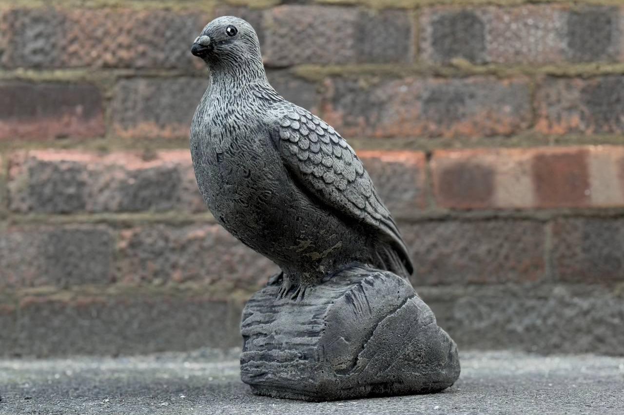 コンクリート製の鳩の像。リアルな鳥の彫刻。庭の装飾に。屋外用