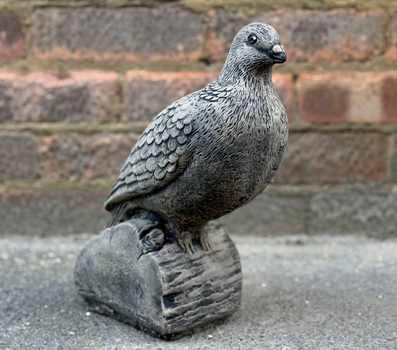 コンクリート製の鳩の像。リアルな鳥の彫刻。庭の装飾に。屋外用