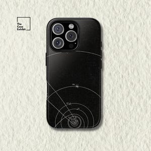 Puede incluir: Un letrero de madera rústico con el texto "Welcome to our home" en letras blancas. El letrero presenta un acabado envejecido y un diseño simple y acogedor, perfecto para la decoración de la puerta principal.