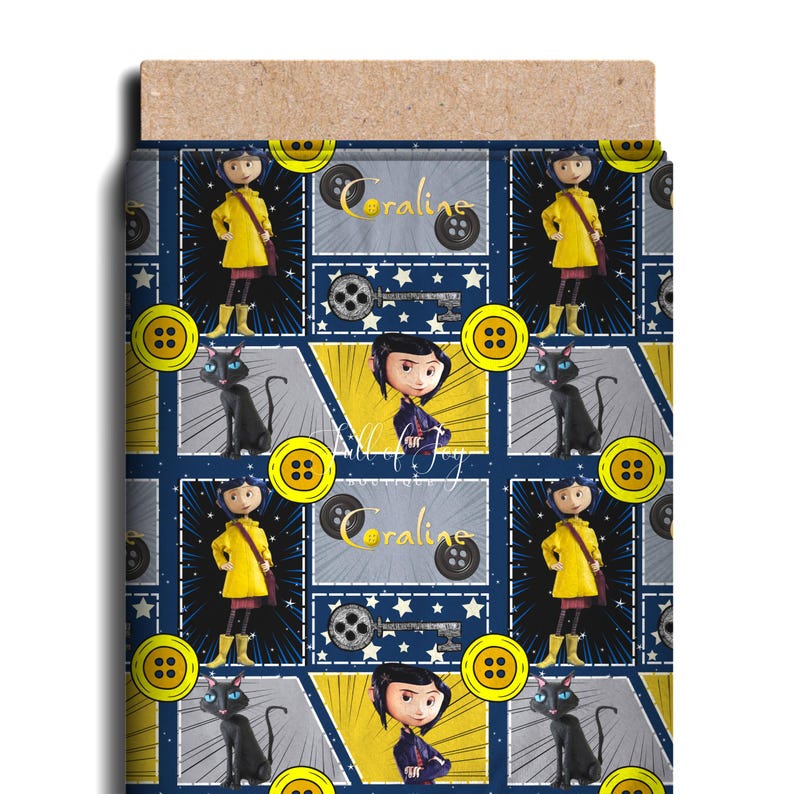 Op de afbeelding: Een pakket met een patroon met een herhalend ontwerp met personages uit de film Coraline. Het ontwerp bevat afbeeldingen van Coraline, een zwarte kat, gele knopen en filmrollen op een marineblauwe achtergrond.
