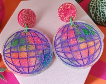 Regenboog glitter discobal hars oorbellen - handgemaakte kleurrijke statement studs