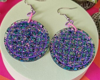 Handgemaakte discobal hangoorbellen – glitterhars festivalsieraden