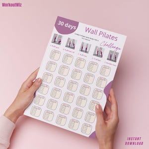 Puede incluir: Un gráfico de desafío de pilates de pared de 30 días imprimible con un fondo rosa. El gráfico incluye cinco ejercicios diferentes con ilustraciones de cada postura. El gráfico está dividido en 30 días con casillas de verificación para cada día para realizar un seguimiento del progreso.