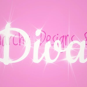 Peut inclure: Le mot Diva est écrit dans une grande police cursive blanche centrée sur un fond rose vif. Derrière le mot Diva, le texte Anarchy Designs 89 est visible en écriture rose plus foncé. Le texte blanc présente un effet d'éclat lumineux.
