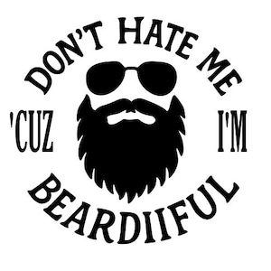 Puede incluir: Gráfico en blanco y negro con el texto "DON'T HATE ME 'CUZ I'M BEARDIIFUL". El diseño presenta una barba estilizada, bigote y gafas de sol.