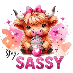 Può includere: Un'illustrazione di cartone animato di una mucca Highland marrone e bianca che indossa un fiocco rosa e tiene un frappè rosa con un cuore sul lato. La mucca è seduta su uno sfondo acquerellato rosa e arancione con accenti di glitter. Il testo "Stay Sassy" è scritto in glitter rosa sotto la mucca.