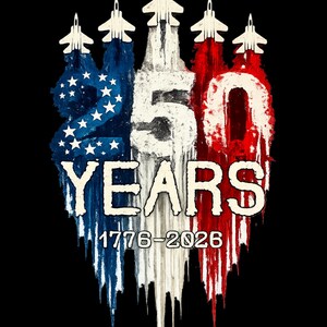 Könnte beinhalten: Auf schwarzem Hintergrund ein patriotisches Design mit dem weißen Text "250 YEARS", wobei die Zahlen in Rot, Weiß und Blau gestaltet sind. Fünf Kampfflugzeuge sind über den Zahlen abgebildet, darunter die Jahreszahlen 1776-2026.