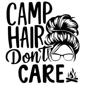 Op de afbeelding: Zwart-wit grafische afbeelding met de tekst "CAMP HAIR Don't CARE", een rommelige knot, bril en een kampvuur illustratie. Geschikt voor kampeerliefhebbers.