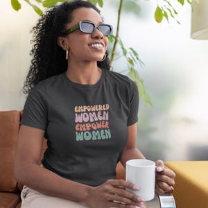 Camiseta com letras de bolhas para mulheres, camiseta gráfica colorida e poderosa da Bella Canvas para mulheres, camiseta Empowered Women Empower Women