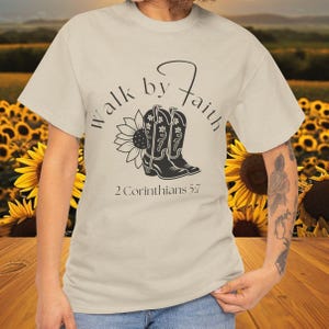 Christelijke western shirt wandeling door geloof cowgirl laarzen zonnebloem T-shirt cadeau voor christelijk geloof gebaseerd T-shirt bijbelvers 2 Korintiërs 5:7