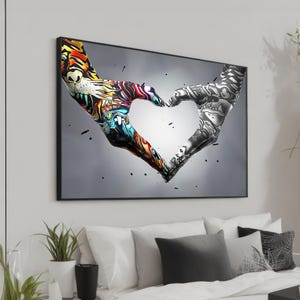 Può includere: Due mani dipinte con motivi colorati e in bianco e nero formano una forma di cuore su uno sfondo grigio.