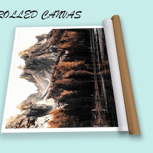 K&ouml;nnte beinhalten: Gerollter Leinwanddruck mit einer Landschaft mit einem Berg und B&auml;umen. Das Kunstwerk ist teilweise gerollt, mit dem Titel "ROLLED CANVAS" in schwarzer Schrift. Die Leinwand wird von zwei gerollten R&ouml;hren begleitet, eine wei&szlig;e und eine braune.