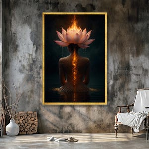 Pode incluir: Uma obra de arte emoldurada retrata uma pessoa sentada na &aacute;gua, com uma flor de l&oacute;tus na cabe&ccedil;a. A obra apresenta uma moldura dourada e uma paleta de cores escuras. Uma energia dourada e brilhante emana da coluna vertebral da pessoa, criando uma atmosfera espiritual e serena.