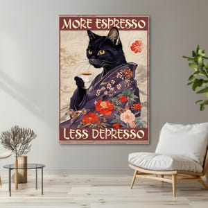 K&ouml;nnte beinhalten: Gerahmter Druck mit einer schwarzen Katze in einem lila Kimono, die eine Tasse Kaffee h&auml;lt. Der Druck tr&auml;gt den Text "MORE ESPRESSO LESS DEPRESSO" in einem Vintage-Stil. Der Kimono ist mit floralen Mustern verziert.