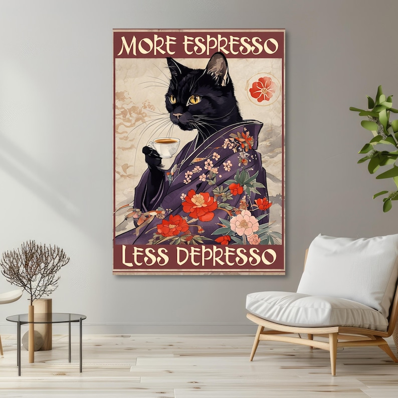 K&ouml;nnte beinhalten: Gerahmter Druck mit einer schwarzen Katze in einem lila Kimono, die eine Tasse Kaffee h&auml;lt. Der Druck tr&auml;gt den Text "MORE ESPRESSO LESS DEPRESSO" in einem Vintage-Stil. Der Kimono ist mit floralen Mustern verziert.