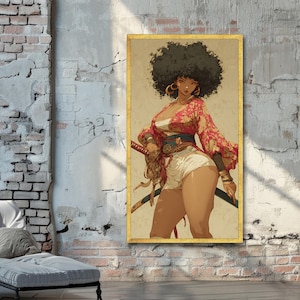 K&ouml;nnte beinhalten: Gerahmter Kunstdruck mit einer stilisierten Illustration einer Frau mit Afro, rotem Blumenkimono, wei&szlig;en Shorts und Katana. Das Kunstwerk hat einen goldenen Rahmen und wird an einer Backsteinmauer pr&auml;sentiert.