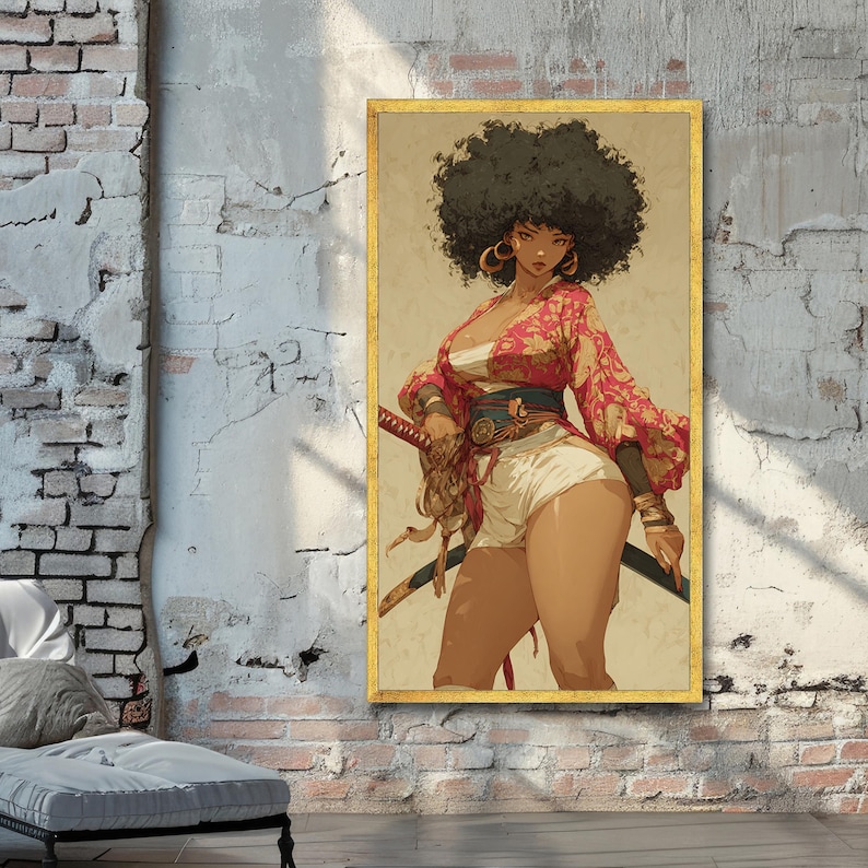 K&ouml;nnte beinhalten: Gerahmter Kunstdruck mit einer stilisierten Illustration einer Frau mit Afro, rotem Blumenkimono, wei&szlig;en Shorts und Katana. Das Kunstwerk hat einen goldenen Rahmen und wird an einer Backsteinmauer pr&auml;sentiert.
