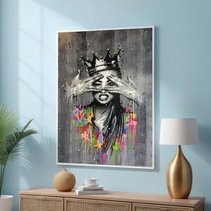 Toile graffiti urbain audacieux - Portrait de femme en niveaux de gris avec couronne et couleurs vives - Toile street art pour décoration murale moderne