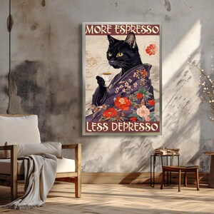 K&ouml;nnte beinhalten: Gerahmter Druck mit einer schwarzen Katze in einem lila Kimono, die eine Kaffeetasse h&auml;lt. Der Kimono ist mit roten, rosa und wei&szlig;en Blumenmustern verziert. Der Text "MORE ESPRESSO LESS DEPRESSO" steht &uuml;ber und unter der Katze.