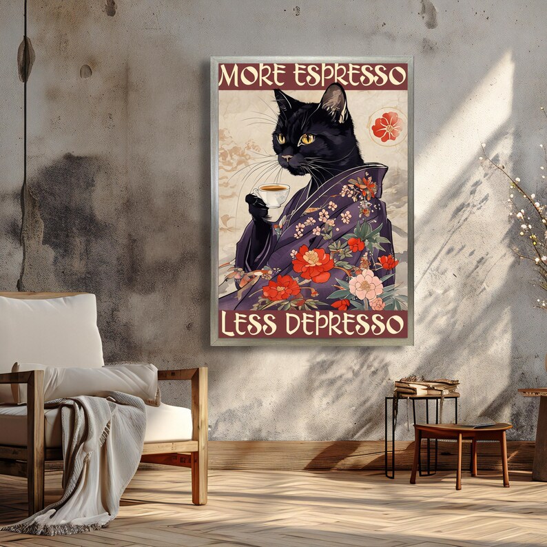 K&ouml;nnte beinhalten: Gerahmter Druck mit einer schwarzen Katze in einem lila Kimono, die eine Kaffeetasse h&auml;lt. Der Kimono ist mit roten, rosa und wei&szlig;en Blumenmustern verziert. Der Text "MORE ESPRESSO LESS DEPRESSO" steht &uuml;ber und unter der Katze.