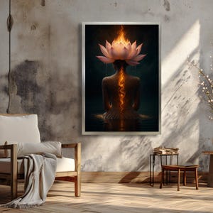 Pode incluir: Uma impress&atilde;o art&iacute;stica emoldurada retrata uma figura sentada na &aacute;gua, com uma grande flor de l&oacute;tus sobre a cabe&ccedil;a. A flor &eacute; rosa suave, com um brilho de fogo emanando dela e pelas costas da figura. A obra de arte tem um tema sereno e espiritual.