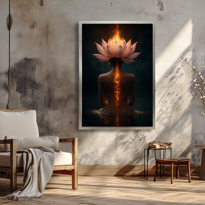 Pode incluir: Uma impress&atilde;o art&iacute;stica emoldurada retrata uma figura sentada na &aacute;gua, com uma grande flor de l&oacute;tus sobre a cabe&ccedil;a. A flor &eacute; rosa suave, com um brilho de fogo emanando dela e pelas costas da figura. A obra de arte tem um tema sereno e espiritual.