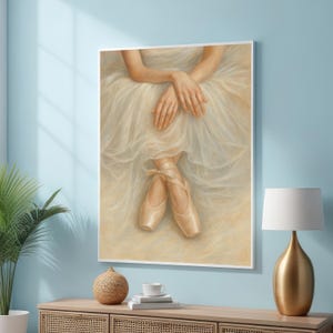 Peut inclure: Une peinture d'une ballerine portant un tutu blanc et des pointes. La ballerine est assise, les jambes croisées, les bras reposant sur ses genoux. L'arrière-plan est d'un brun clair et doux.