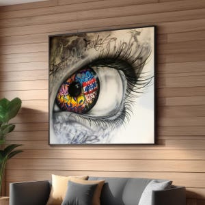 Puede incluir: Primer plano de un ojo grande con un diseño de estilo graffiti colorido en el iris. El ojo está rodeado de pestañas negras y se encuentra sobre un fondo blanco. Las palabras "HELLO" y "MY NAME IS" son visibles en el iris.