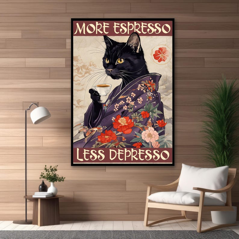 K&ouml;nnte beinhalten: Gerahmter Kunstdruck mit einer schwarzen Katze in einem lila Kimono, die eine Tasse Kaffee h&auml;lt. Der Druck tr&auml;gt den Text "MORE ESPRESSO LESS DEPRESSO". Der Kimono ist mit floralen Mustern verziert.