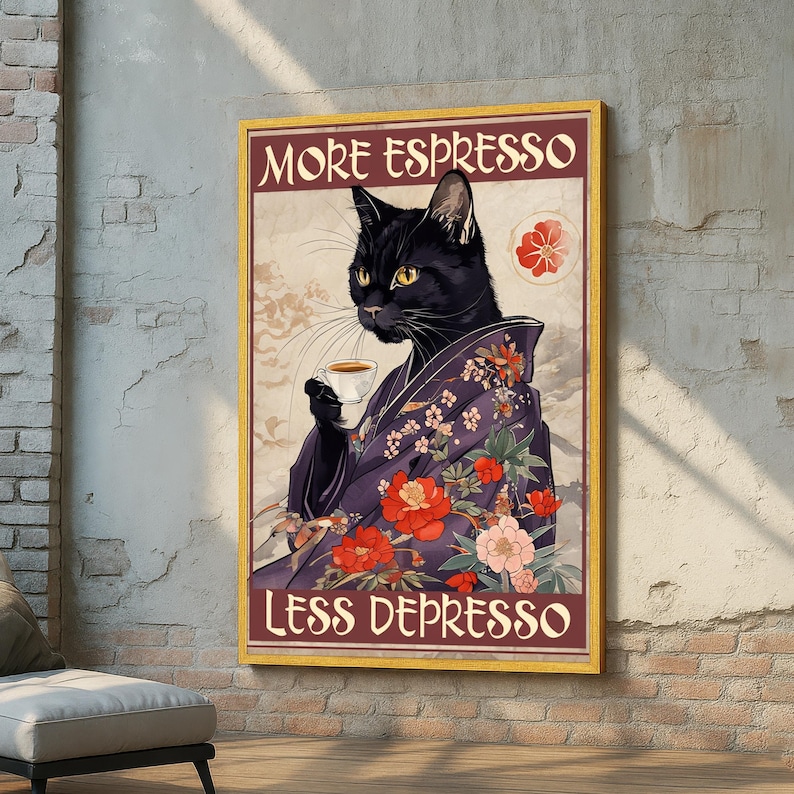 K&ouml;nnte beinhalten: Gerahmter Kunstdruck mit einer schwarzen Katze im Kimono, die eine Kaffeetasse h&auml;lt. Der Druck tr&auml;gt den Text "MORE ESPRESSO LESS DEPRESSO". Die Katze ist vor einer Berglandschaft mit floralen Akzenten platziert.