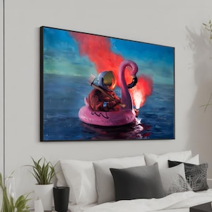 Puede incluir: Un astronauta con un casco blanco y un traje espacial rojo flota en una balsa de flamenco rosa en un cuerpo de agua azul. El astronauta sostiene un pequeño hacha y hay una bengala roja en el agua detrás de la balsa.