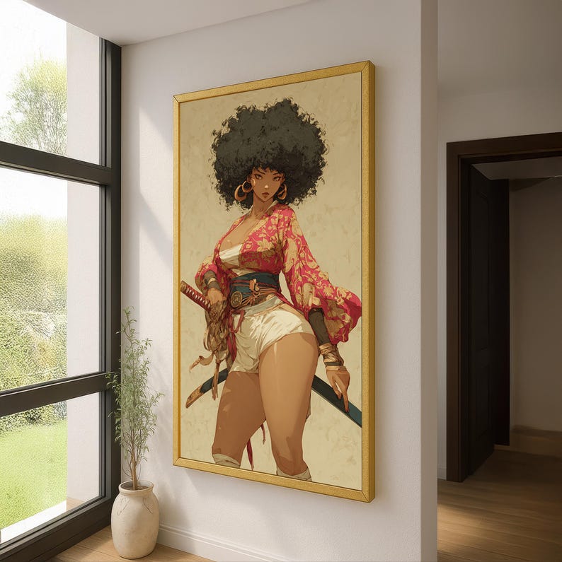 K&ouml;nnte beinhalten: Ein gerahmtes Kunstwerk, das eine Frau in einem roten und goldenen Blumenkimono, wei&szlig;en Shorts und einem Schwert zeigt. Das Kunstwerk hat einen goldenen Rahmen und h&auml;ngt an einer wei&szlig;en Wand. Die Frau hat gro&szlig;e goldene Creolen und eine gro&szlig;e Afro-Frisur.