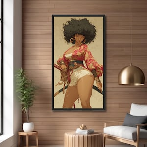 K&ouml;nnte beinhalten: Gerahmte Illustration einer Frau mit Afro, die einen roten Blumenkimono, wei&szlig;e Shorts tr&auml;gt und ein Schwert h&auml;lt. Das Kunstwerk hat einen schwarzen Rahmen und wird an einer holzget&auml;felten Wand ausgestellt.