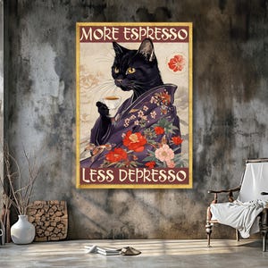 K&ouml;nnte beinhalten: Gerahmter Druck mit einer schwarzen Katze in einem lila Blumenkimono, die eine Kaffeetasse h&auml;lt. Der Text "MORE ESPRESSO LESS DEPRESSO" ist in einer dekorativen Schriftart dargestellt. Das Kunstwerk hat eine Vintage-&Auml;sthetik mit einem goldenen Rand.