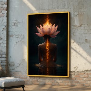 Könnte beinhalten: Gerahmter Kunstdruck, der eine Person beim Meditieren im Wasser zeigt, mit einer Lotusblume auf dem Kopf. Das Kunstwerk hat einen goldenen Rahmen, einen dunklen Hintergrund und einen leuchtenden Energiestrom entlang der Wirbelsäule. Die Lotusblume ist rosa und orange.