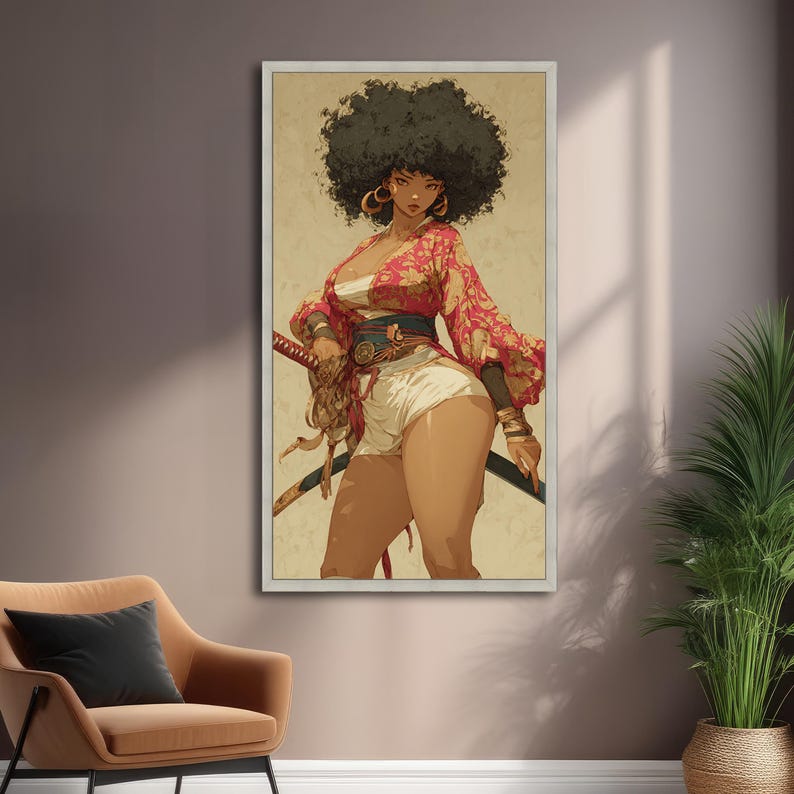 K&ouml;nnte beinhalten: Gerahmter Kunstdruck mit einer stilisierten Illustration einer Frau mit gro&szlig;em Afro, die einen roten Blumenkimono und wei&szlig;e Shorts tr&auml;gt und ein Katana h&auml;lt. Das Kunstwerk hat eine Vintage-&Auml;sthetik mit neutralem Hintergrund und wei&szlig;em Rahmen.